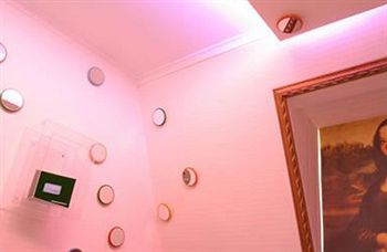 Daddy Long Legs Art Hotel